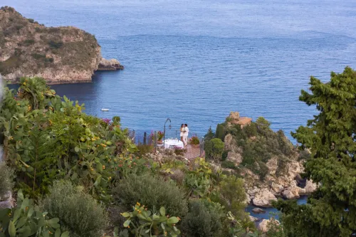 proposal-taormina-la-rotonda-sul-mare-rose-petals-dinner.webp