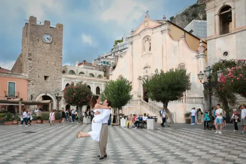 004-engagement-photoshoot-in-taormina-with-view-of-piazza-ix-aprile