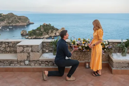 06-stefano-kneeling-surprise-engagement-taormina